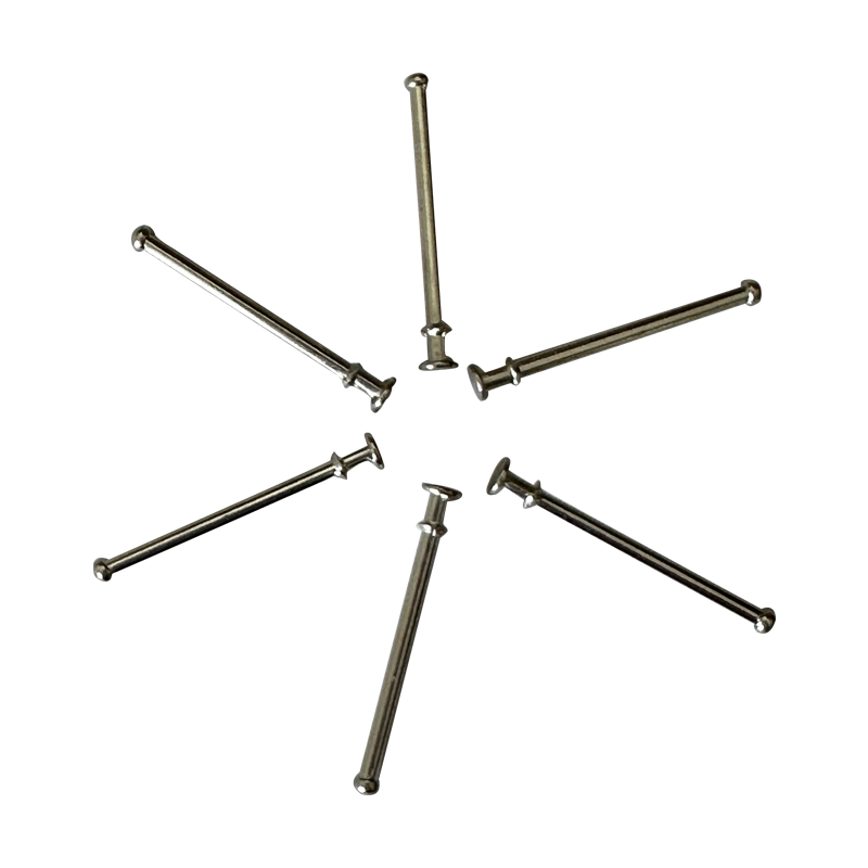 A fém tű SH a haj fésűjén